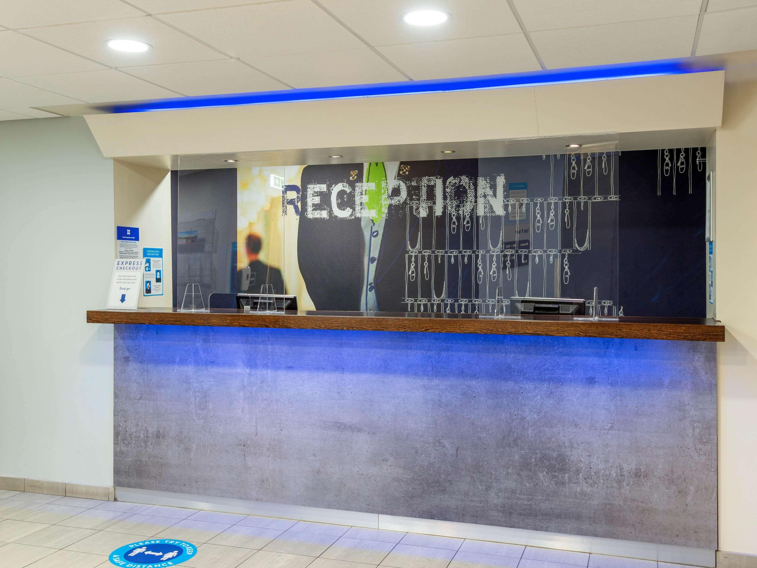 Holiday Inn Express London-Hammersmith By Ihg Bagian luar foto