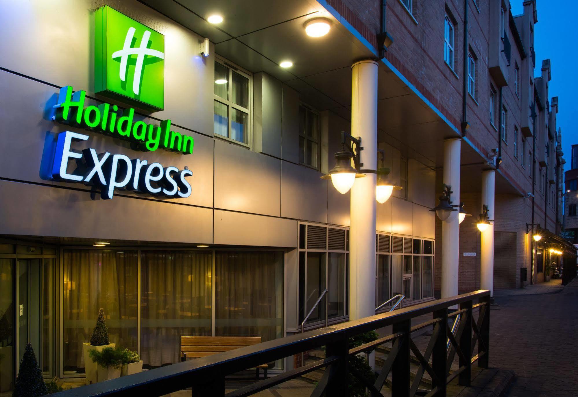 Holiday Inn Express London-Hammersmith By Ihg Bagian luar foto